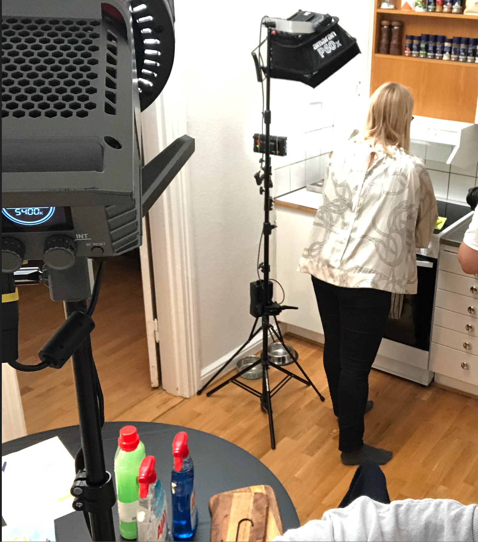 Filmteam i lager med ljusrigg
